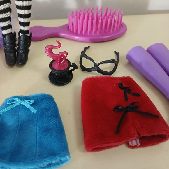 Goth fashion doll with accessories - Picture 5 of 6